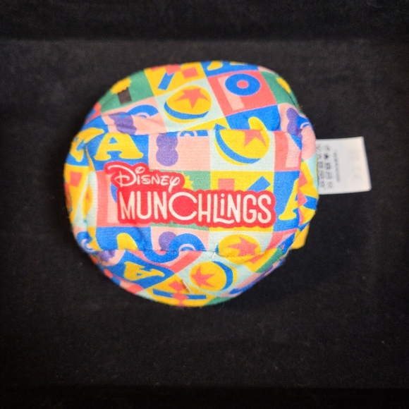 Disney Munchlings Pixar Boardwalk Bites Dory - Picture 2 of 4